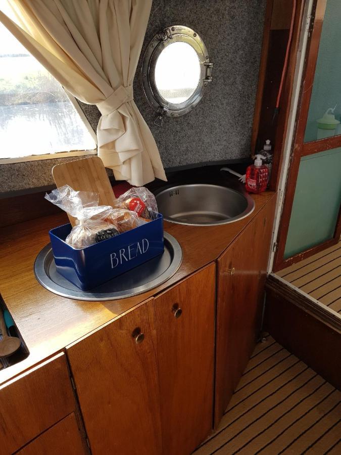 Boat Ella - Kamperen Op Het Water -Niet Om Mee Te Varen -Read Host Profile-Lees Hostprofiel Jutrijp Eksteriør bilde